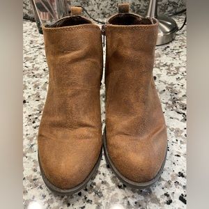 Brown ankle boots size 6.5. Carlos by Carlos Santana.